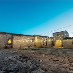  6 bedroom villa with heated pool in Modica, sleeps 18